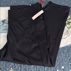 BNWT Victoria's Secret Classic Black high rise pocket leggings